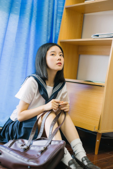 同桌的手探到我的衣服里知乎免费